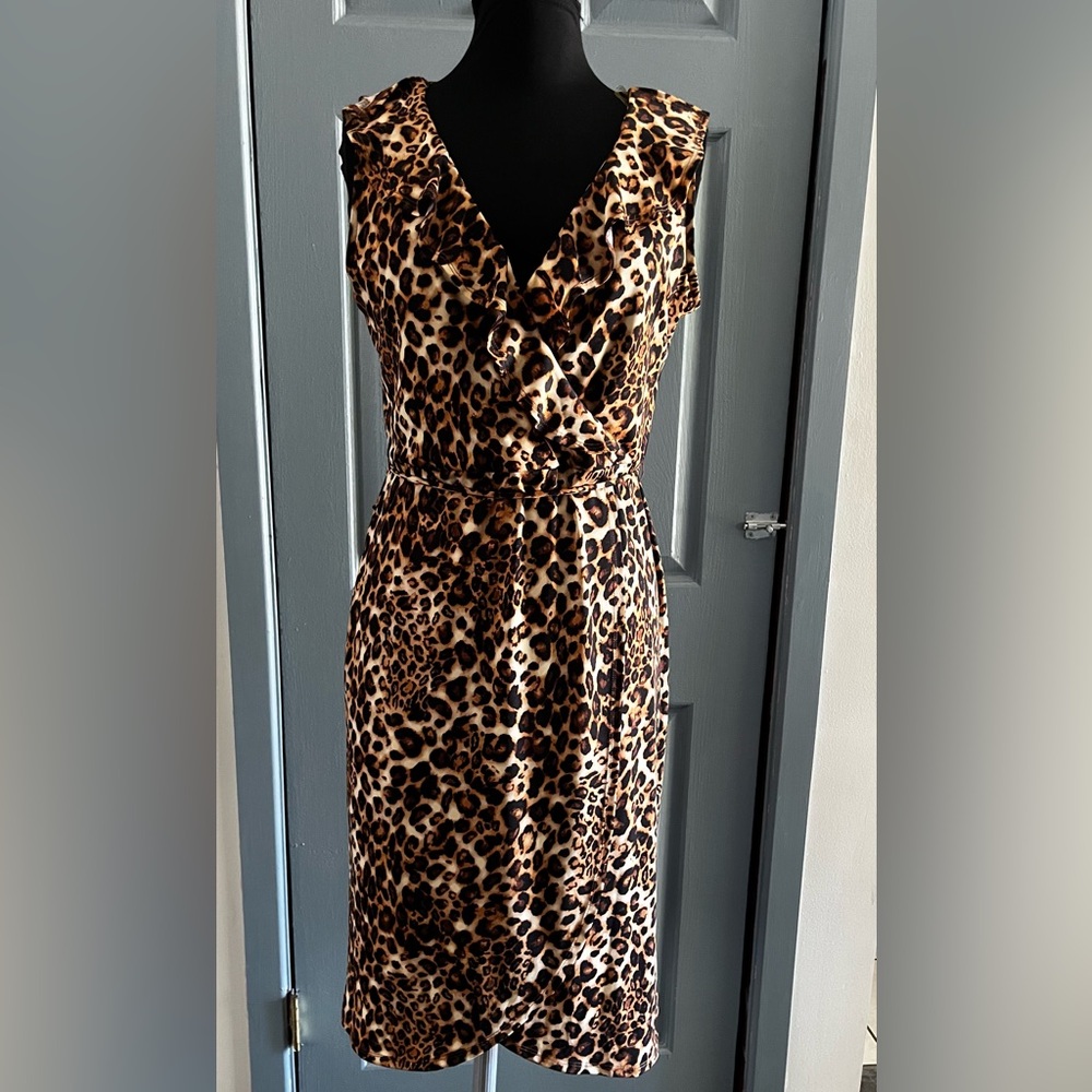Animal print sleeveless dress. Vneck, ruffled collar.
